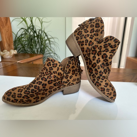 Faux Leopard Fur Print Ankle Boots/Booties - Zip Back - Low Heel Shoes - Size 7 - Picture 1 of 7